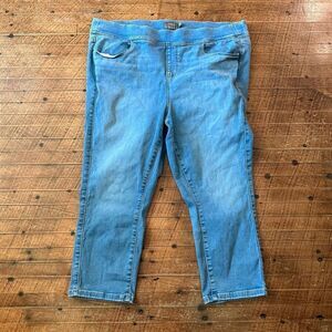 Torrid light wash pull on stretchy 2x super soft cropped jeggings